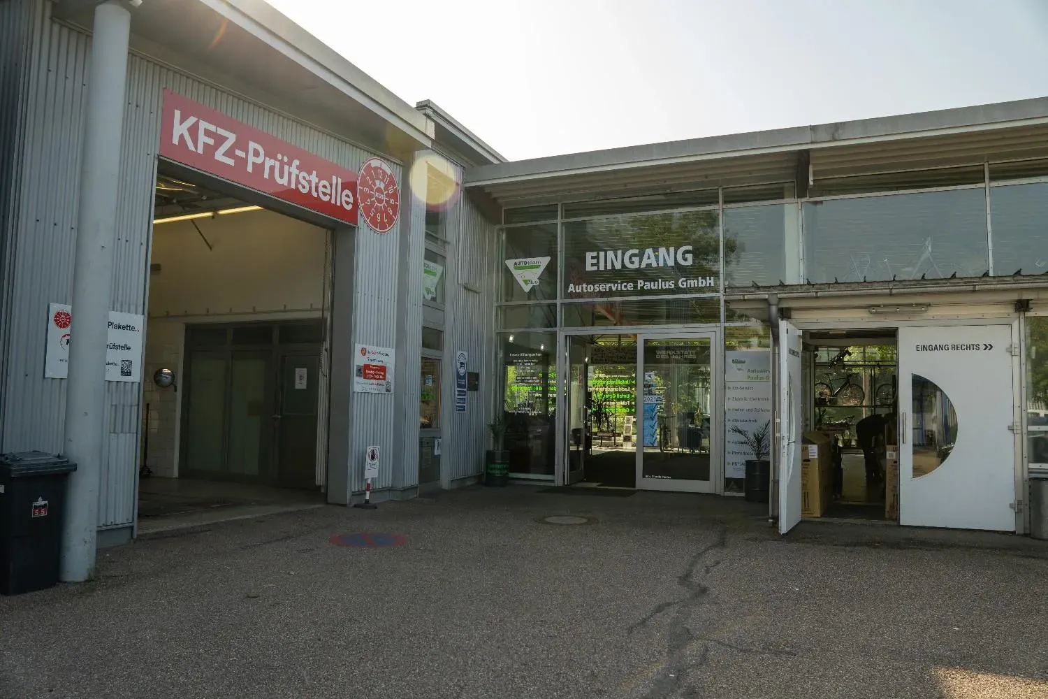 Team von Autoservice Paulus vor der Werkstatt in Regensburg